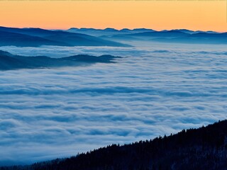 Beskidy, Schronisko Szyndzielnia.
Wchód słońca / świt na Szyndzielni. Inwersja, mgły, 