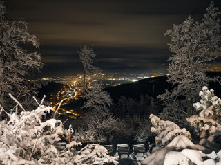 Zimowa noc w górach - Beskidach, Schronisko Szyndzielnia.Światła górskiej miejscowości. © filozofgrecki
