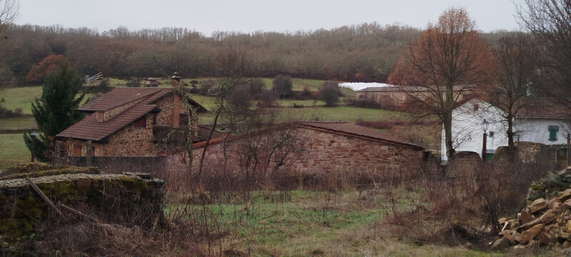 Vista panor&aacute;mica de casas rurales de piedra y granjas en un paisaje oto&ntilde;al tranquilo en Verde&ntilde;a, Palencia, Espa&ntilde;a