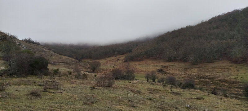 Paisaje de valle monta&ntilde;oso bajo un denso manto de niebla y nubes bajas en un d&iacute;a de invierno en Palencia, Espa&ntilde;a