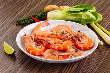 Tasty steamed prawns in the bowl