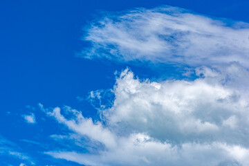 c&eacute;u azul com nuvens brancas