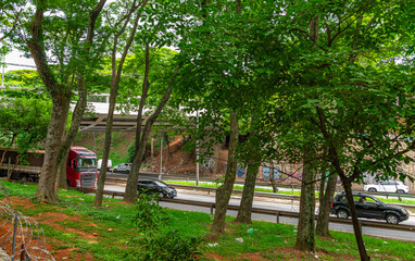 avenida com carros em S&atilde;o Paulo