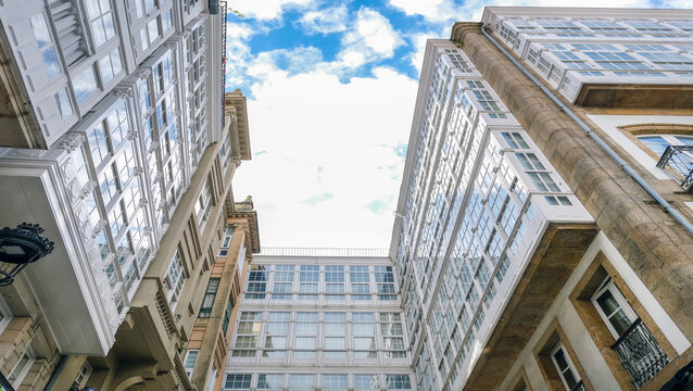 Interessante Ansicht aus der Froschperspektive von den besonderen Fensterfronten, den Galer&iacute;as, von A Coru&ntilde;a, der &bdquo;Ciudad de Cristal&ldquo; (Stadt aus Glas), an der Atlantikk&uuml;ste Nordspaniens in Galicien
