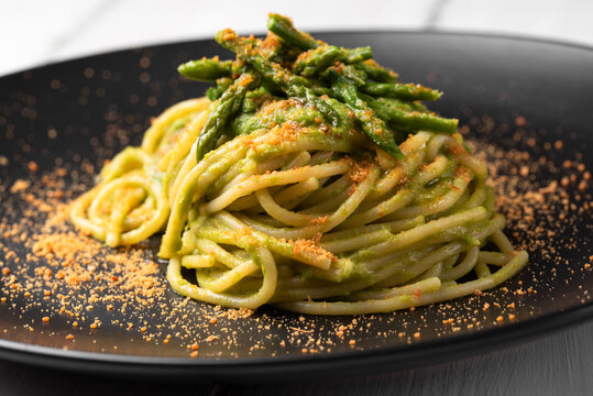 Spaghetti conditi con crema di asparagi selvatici e bottarga di muggine, Pasta Italiana 