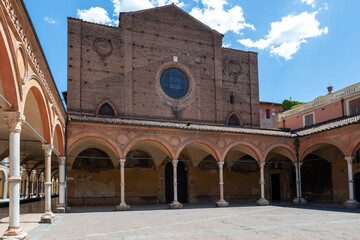 Fototapeta premium Basilica of Santa Maria dei Servi Cloister - Bologna, Italy