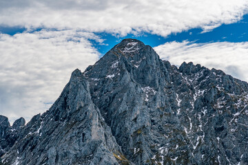 Naklejka premium Majestic Tannheimer Valley Peaks Captured in Autumn Hike Along Fuessener Joechle to Grosse Schlicke