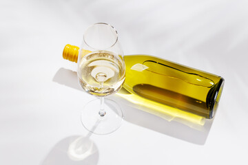 Obraz premium White wine bottle and glass on white background