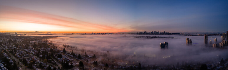Obraz premium Sunrise Over Foggy Cityscape of Burnaby: Distant Skyline, Calm Suburban Morning, Vancouver Area Panoramic Views