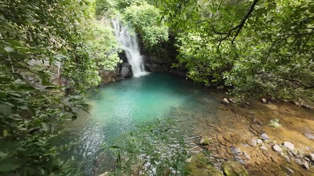 Cascace celeste en monta&ntilde;a