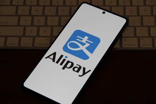 Alipay - Plataforma chinesa de pagamentos m&oacute;veis e online, uma carteira digital super completa (super app) do Alibaba Group que funciona como uma carteira digital, permitindo pagamentos.
