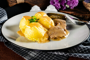 Braised pork tongues in mustard-horseradish sauce.