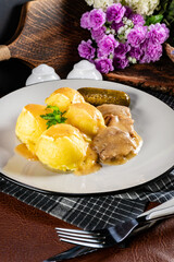 Braised pork tongues in mustard-horseradish sauce.