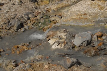 美しい温泉地の自然景観と岩石の流れ