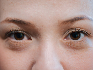 Obraz premium Symmetrical close-up of female eyes, natural beauty concept and direct gaze