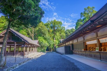 静寂に包まれた神聖な神社の情景