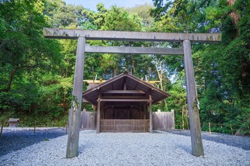静寂に包まれた神聖な神社の情景