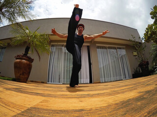 homem joga capoeira atividade cultural brasileira 