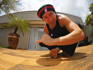 homem joga capoeira atividade cultural brasileira 