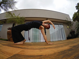 homem joga capoeira atividade cultural brasileira 