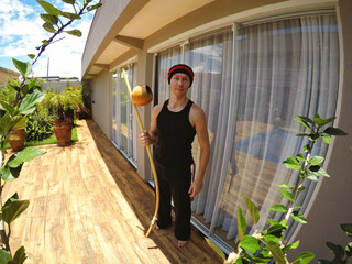 homem tocando birimbau de capoeira 