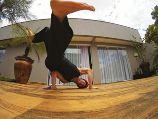 homem joga capoeira atividade cultural brasileira 