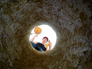 homem tocando birimbau de capoeira 
