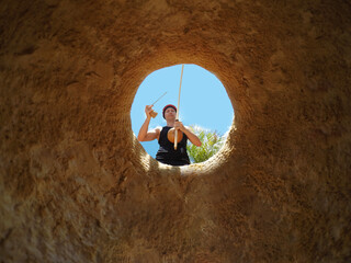 homem tocando birimbau de capoeira 