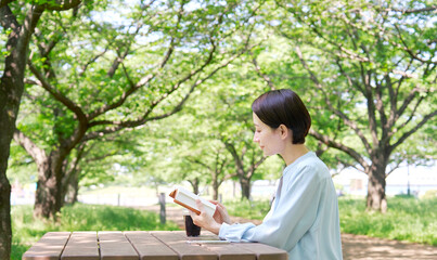 屋外で読書する女性