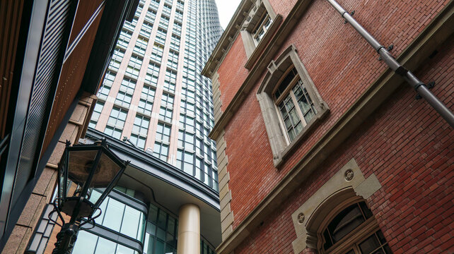 高層ビルとレンガ作りの古いビル