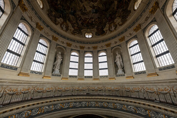 Interior dome and statues, Basilica di SantíAndrea - Mantua, Italy © demerzel21