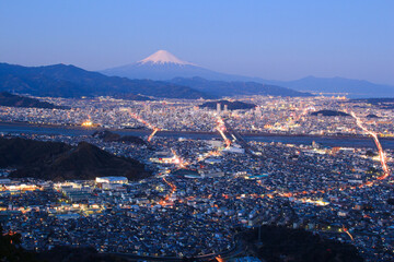 静岡市の街並みと富士山