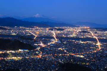 静岡市の街並みと富士山