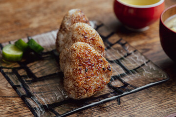 直火で焼いたコゲが香ばしい焼きおにぎり
