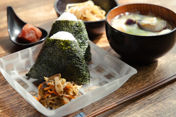 おにぎりとお味噌汁とおかずのシンプルな和朝食