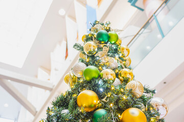 街の綺麗なクリスマスツリー