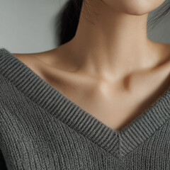 니트 상의와 쇄골의 클로즈업 디테일