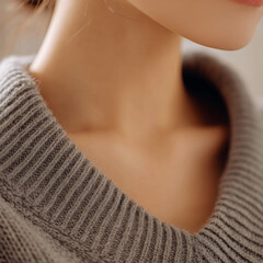 니트 상의와 쇄골의 클로즈업 디테일