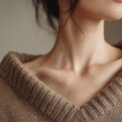 니트 상의와 쇄골의 클로즈업 디테일