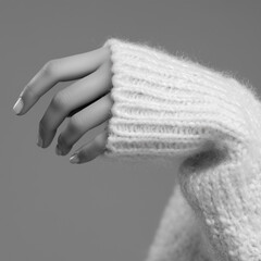 포근한 니트 소매와 손의 미니멀 클로즈업