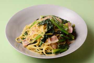 ほうれん草とベーコンのクリームパスタ