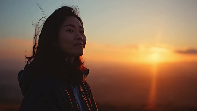 夕焼けを背景にした女性のシルエット、神秘的で美しい影