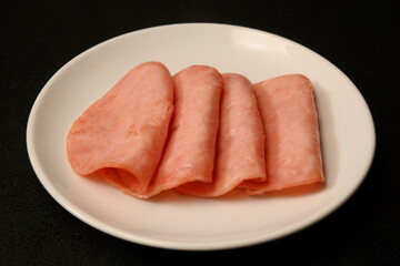 白い皿に盛りつけたハム

