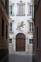 Gasse in der Altstadt von Riva del Garda in Italien mit einem venezianischen L&ouml;wen an der Fassade eines Hauses
