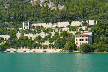 ehemaliger terrassenf&ouml;rmig angelegter Zitronengarten, Limonaia, am Ufer des Gardasee in Italien bei Limone sul Garda