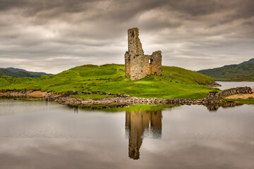 2023-06-06 THE RUINS OF THE ARDVRECK CASTLE IN LARIG SCOTLAND WITH A NICE REFLECTION IN THE SURROUNDING LOCH