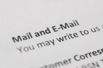 Obraz premium Digital and Traditional Communication: Seamless Mail and E-Mail Integration
