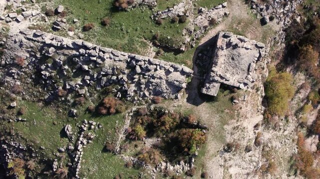 Aerial top-down view of Daorson&rsquo;s ancient fortress walls and stone structures, showing scattered blocks, geometric remnants, and rugged terrain around the historic Illyrian site near Stolac.