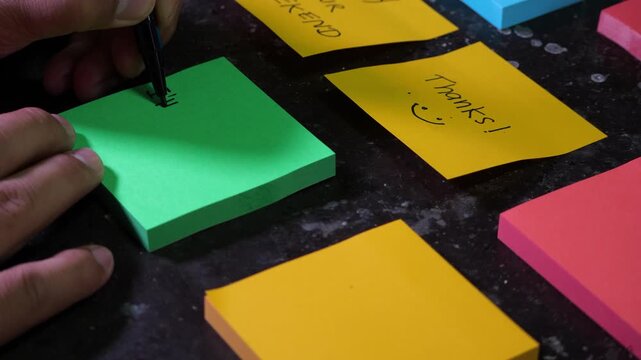Post-it reminder I'll be right back hand written note post short message