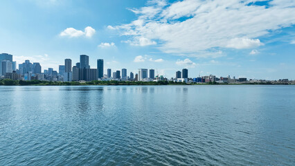 Obraz premium 現代都市と青空のドローン空撮